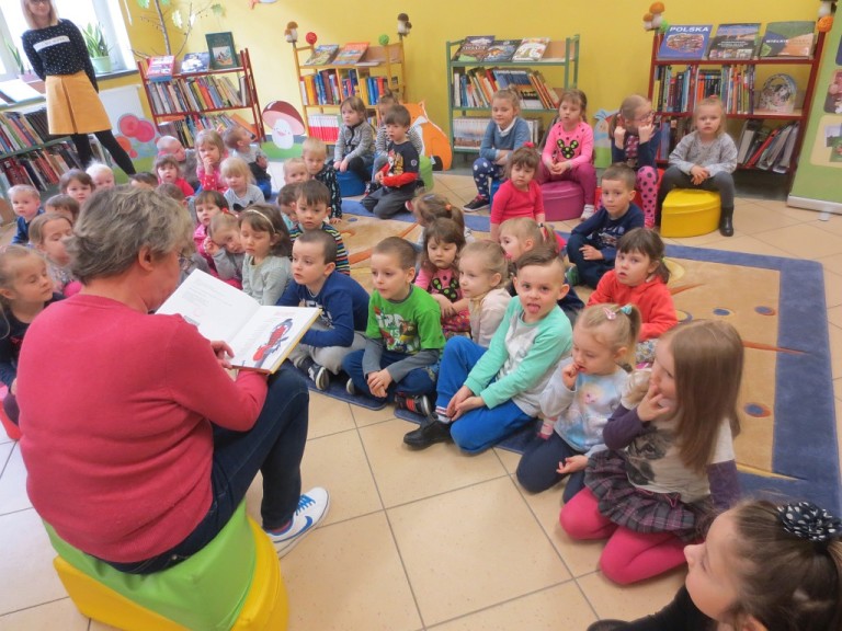 Dzieci z przedszkola “Kubuś Puchatek” z wycieczką w bibliotece.