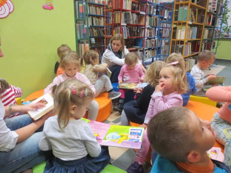 Wycieczka przedszkolaków do biblioteki