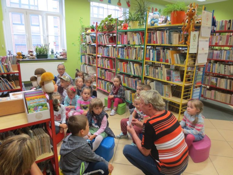 Wycieczka przedszkolaków do biblioteki