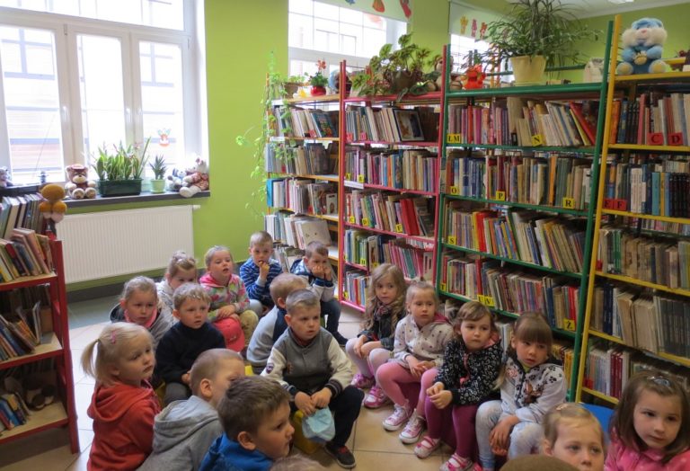 Wycieczka przedszkolaków do biblioteki