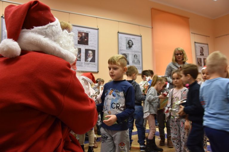 Święty Mikołaj nie zapomniał o małych miłośnikach książek.