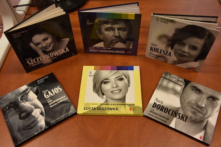 Zasłuchaj się w ulubionych powieściach – wypożycz audiobooki na wakacje!