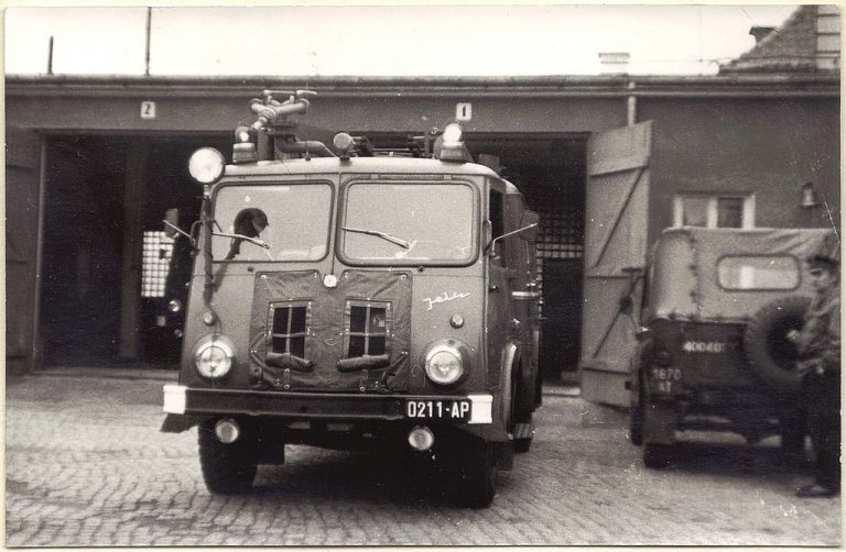 Na zdjęciu samochód straży pożarnej Jelcz z ok. 1969 r. Fotografia biało-czarna.