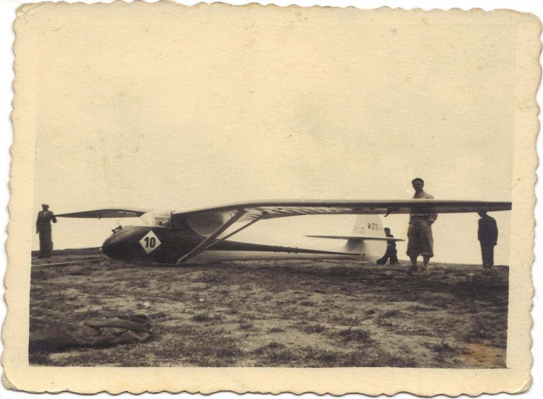 Fotografia czarno-biała w roli karty pocztowej, brzeg karbowany; na odwrocie napis: "C.W.5" oraz data VIII 1938 r. Jasień.