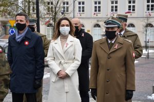 Sześć osób w dwóch rzędach. Z przodu dwóch mężczyzn, w środku kobieta, z tyłu trzech mężczyzn. Wszystkie osoby w maseczkach na twarzach.