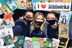 Troje pracowników biblioteki w kolorowej ramce z okładek książek z napisem I love biblioteka.