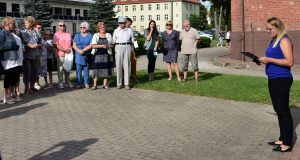 Na fotografii widać panią Dyrektor Biblioteki Publicznej w Gołdapi witającą grupę ludzi.