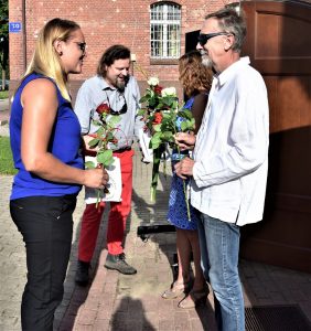 Wręczanie upominków i róży przez panią Dyrektor Biblioteki Publicznej w Gołdapi oraz pracownika izby regionalnej państwu Dorocie i Bernardowi Nowosad