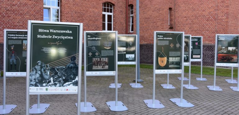 Osiem plansz dotyczących Bitwy Warszawskiej ustawionych przed budynkiem biblioteki