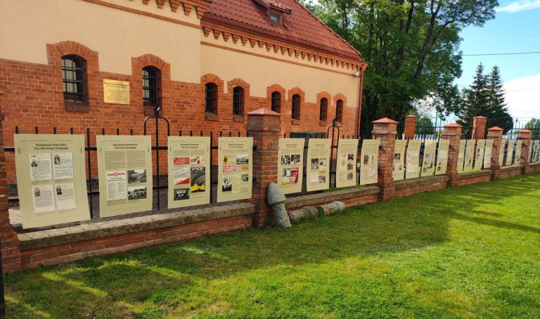 Wystawa ustawiona przy budynku Izby Regionalnej ,,Muzeum Ziemi Gołdapskiej im. M.M. Ratasiewicza” w Gołdapi