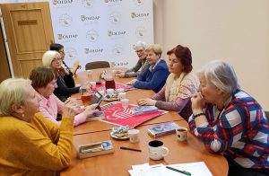 Panie dyskutują na temat książki