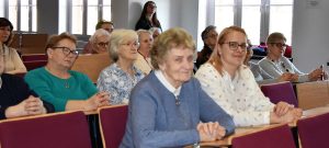 Publiczność na spotkaniu słowno-muzycznym siedzi w auli Centrum dydaktyczno-szkoleniowym.