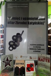 Książki leżące na stoliku.