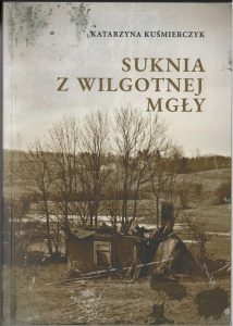 Okładka książki Autorstwa Katarzyny Kuśmierczyk, pod tytułem „Suknia z wilgotnej mgły”