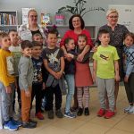 Zdjęcie grupowe uczestników lekcji bibliotecznej