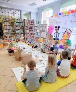 Dzieci aktywnie przygotowują się do stworzenia miasta z kartonu.