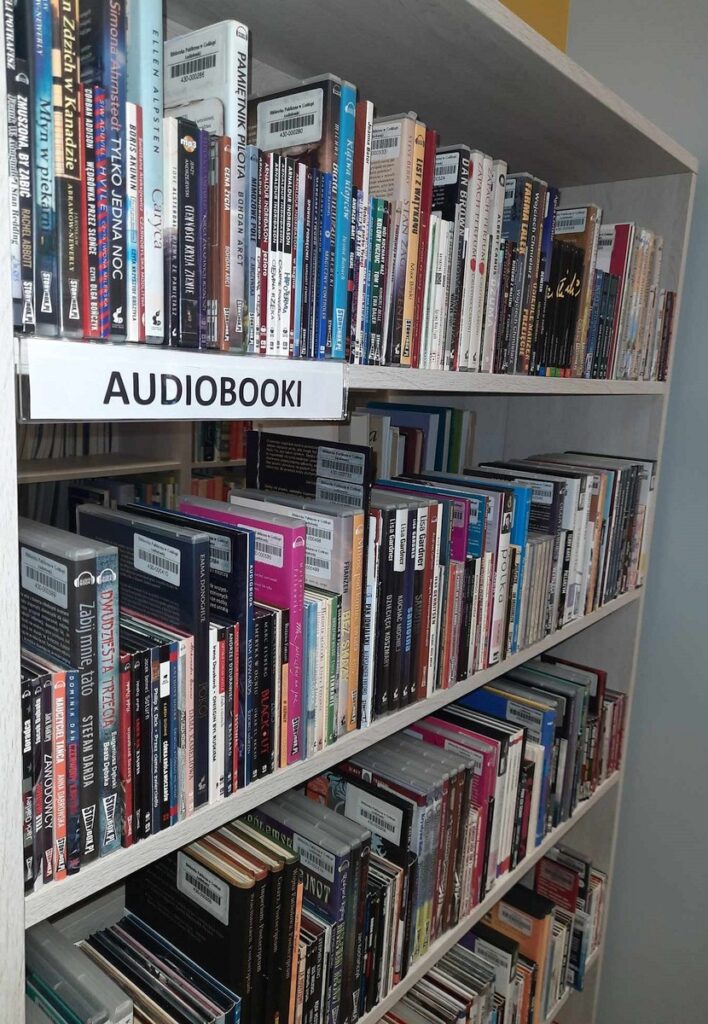 Audiobooki stoją na półce.