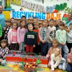 Wspólne zdjęcie biorących udział w zajęciach o recyclingu.