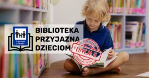 Dziecko siedzi na podłodze i czyta książkę. Po lewej stronie logo Przystanku Rodzinka z napisem Biblioteka Przyjazna Dzieciom.