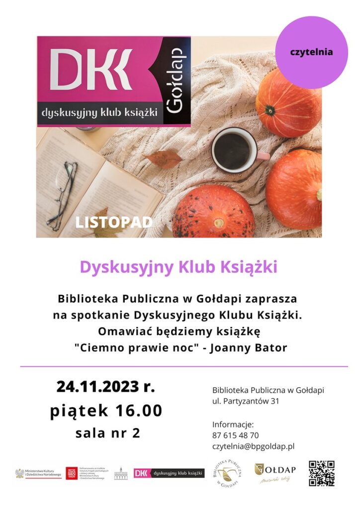 Plakat informujący o spotkaniu na obrazku widzimy ułożone 3 dynie, kubek z herbatą, otwartą książkę i okulary oraz logo DKK( dyskusyjne kluby książki Gołdap) i kółko z napisem w środku- czytelnia.