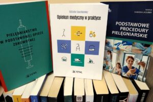 3 książki o tematyce medycznej wyeksponowane na regale z książkami.