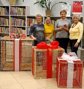 Zdjęcie grupowe uczestniczek warsztatu z wykonanymi prezentami.