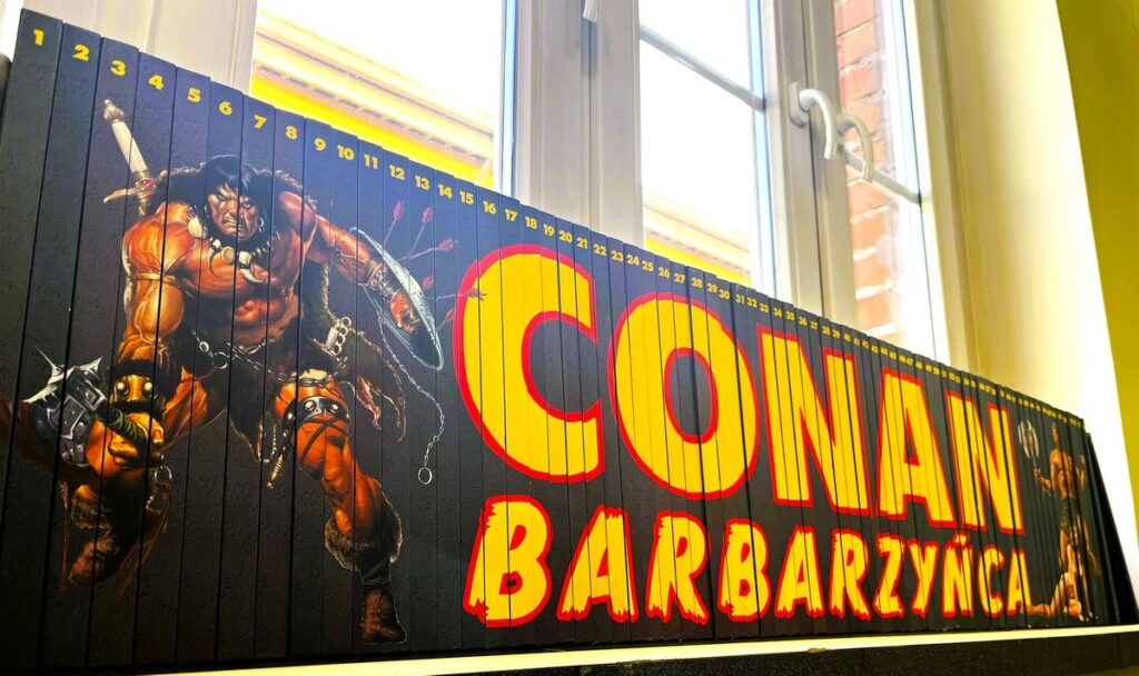 Seria komiksów Conan Barbarzyńca ustawiona na parapecie w wypożyczalni biblioteki.