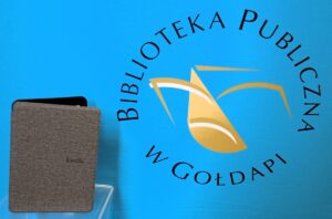 Zdjęcie przedstawia urządzenie i widoczne logo Biblioteki Publicznej w Gołdapi