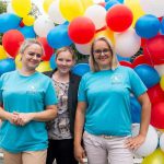 Zdjęcie przedstawia kolorowe balony i pracowników biblioteki.