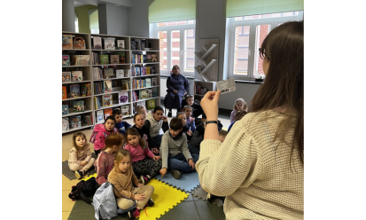 Uczniowie w bibliotece