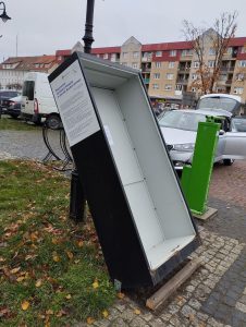 Na zdjęciu widzimy demontaż szafy bookcrossingowej.