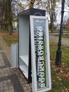 Na zdjęciu widzimy demontaż szafy bookcrossingowej.