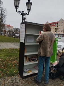 Na zdjęciu widzimy demontaż szafy bookcrossingowej.