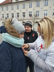 Na zdjęciu widzimy Panią przypinającą kotylion.