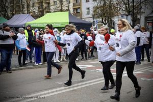 Na zdjęciu widzimy osoby biegnące w sztafecie.