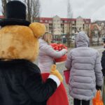 Na zdjęciu widzimy uczestników Walentynkowej akcji z Wielkim Czerwonym Sercem.