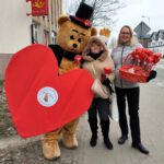 Na zdjęciu widzimy uczestników Walentynkowej akcji z Wielkim Czerwonym Sercem.