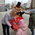 Na zdjęciu widzimy uczestników Walentynkowej akcji z Wielkim Czerwonym Sercem.