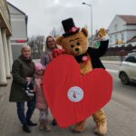 Na zdjęciu widzimy uczestników Walentynkowej akcji z Wielkim Czerwonym Sercem.