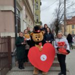 Na zdjęciu widzimy uczestników Walentynkowej akcji z Wielkim Czerwonym Sercem.
