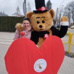 Na zdjęciu widzimy uczestniczkę Walentynkowej akcji z Wielkim Czerwonym Sercem.
