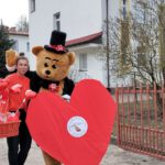 Na zdjęciu widzimy uczestniczkę Walentynkowej akcji z Wielkim Czerwonym Sercem.