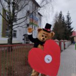 Na zdjęciu widzimy dużego misia z Wielkim Czerwonym Sercem.
