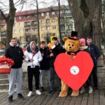 Na zdjęciu widzimy uczestników Walentynkowej akcji z Wielkim Czerwonym Sercem.
