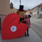 Na zdjęciu widzimy uczestniczkę Walentynkowej akcji z Wielkim Czerwonym Sercem.