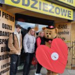 Na zdjęciu widzimy uczestników Walentynkowej akcji z Wielkim Czerwonym Sercem.