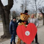 Na zdjęciu widzimy uczestniczkę Walentynkowej akcji z Wielkim Czerwonym Sercem.
