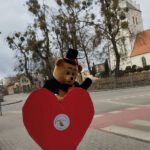 Na zdjęciu widzimy dużego misia z Wielkim Czerwonym Sercem.