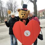 Na zdjęciu widzimy uczestników Walentynkowej akcji z Wielkim Czerwonym Sercem.