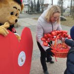 Na zdjęciu widzimy uczestników Walentynkowej akcji z Wielkim Czerwonym Sercem.